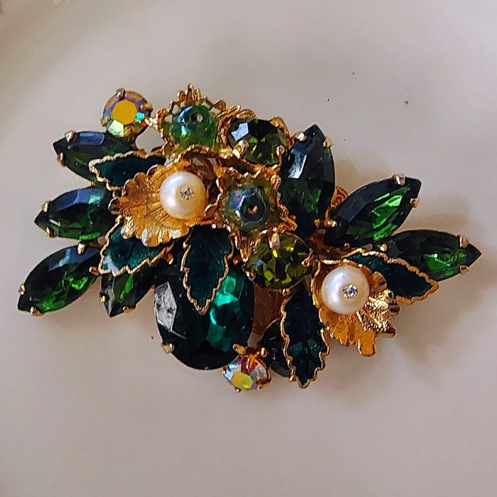 Vtg 50s Weiss Emerald Green Rhinestone Pearl AB Enamel Flower Gold Brooch